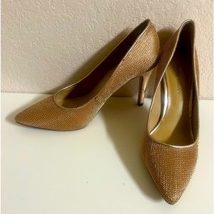 Absolutely stunning rose gold classy heels.